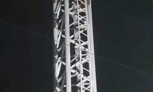 ಕಾಸರಗೋಡು: ಮೊಬೈಲ್ ಟವರ್ ಏರಿ ಆತ್ಮಹತ್ಯೆ ಬೆದರಿಕೆಯೊಡ್ಡಿದ ಯುವಕ