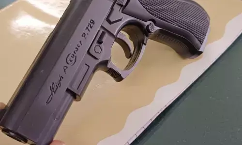 ಹಾಸನ | ರೀಲ್ಸ್ಗಾಗಿ ನಕಲಿ ಗನ್ ಹಿಡಿದು ಬೈಕಿನಲ್ಲಿ ಓಡಾಟ: ಯುವಕರು ಪೊಲೀಸ್ ವಶಕ್ಕೆ