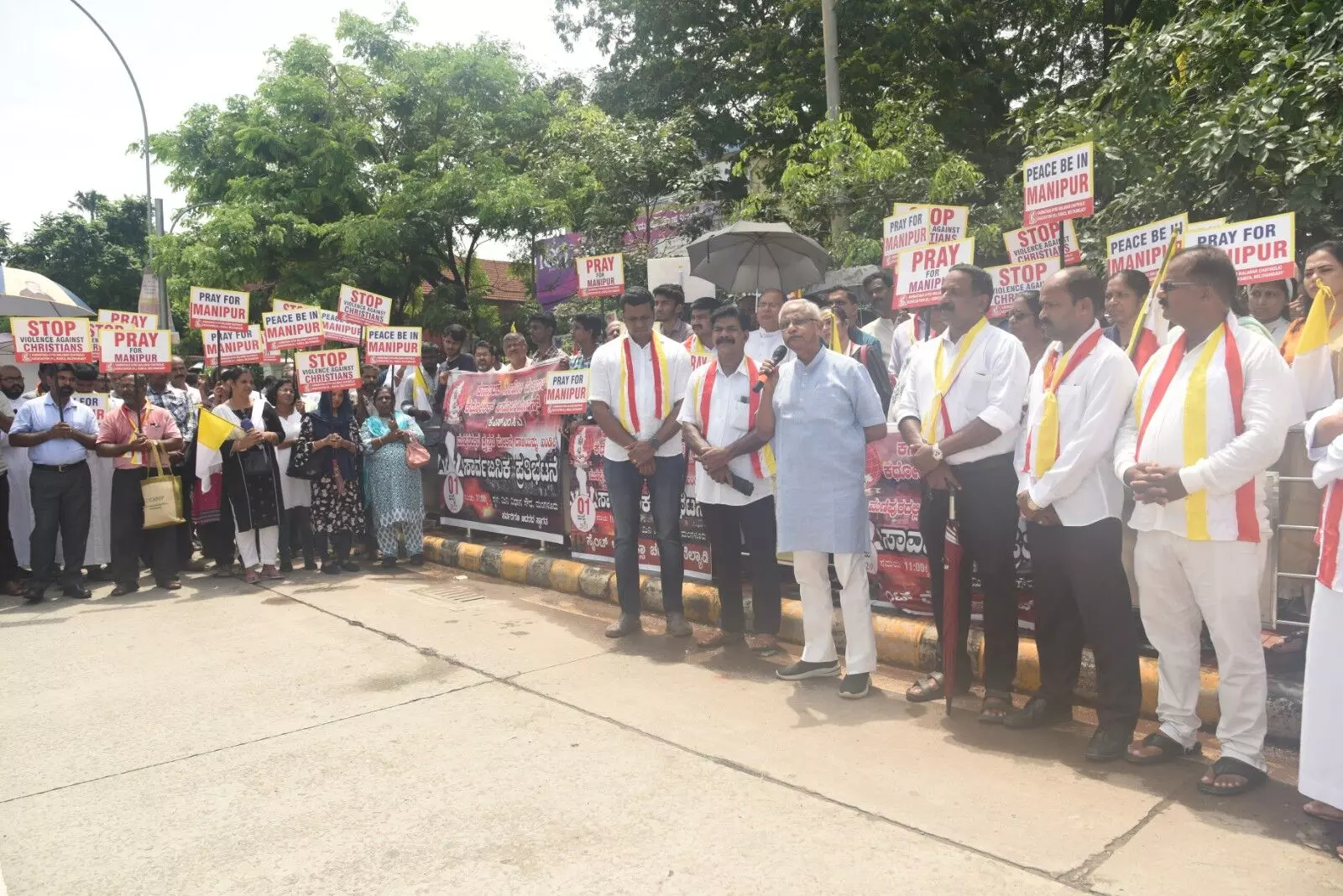 ಮಂಗಳೂರು: ಮಣಿಪುರದಲ್ಲಿ ಕ್ರೈಸ್ತರ ಮೇಲಿನ ದಾಳಿ ಖಂಡಿಸಿ ಪ್ರತಿಭಟನೆ ಮಂಗಳೂರು: ಮಣಿಪುರದಲ್ಲಿ ಕ್ರೈಸ್ತರ ಮೇಲಿನ ದಾಳಿ ಖಂಡಿಸಿ ಪ್ರತಿಭಟನೆ