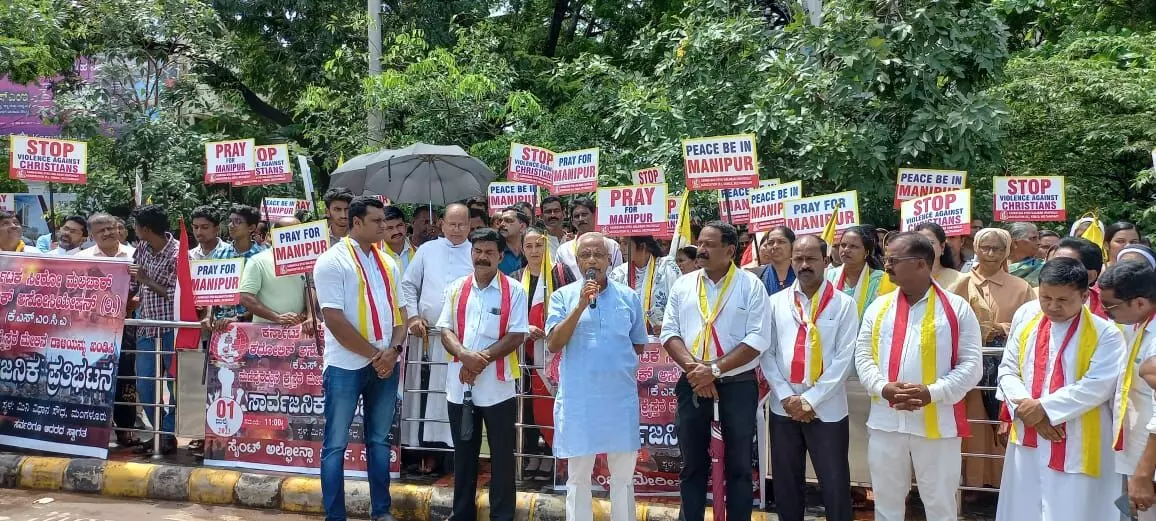 ಮಂಗಳೂರು: ಮಣಿಪುರದಲ್ಲಿ ನಡೆಯುತ್ತಿರುವ ದಾಳಿ ಖಂಡಿಸಿ ಪ್ರತಿಭಟನೆ ಮಂಗಳೂರು: ಮಣಿಪುರದಲ್ಲಿ ನಡೆಯುತ್ತಿರುವ ದಾಳಿ ಖಂಡಿಸಿ ಪ್ರತಿಭಟನೆ