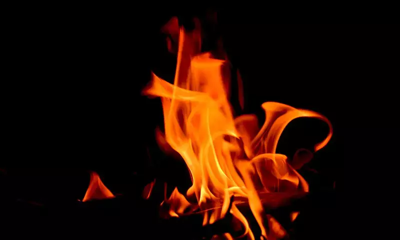 ಬೆಂಗಳೂರು: ಕಿರುಕುಳ ನೀಡುತ್ತಿದ್ದ ಮಗನ ಕೈ-ಕಾಲು ಕಟ್ಟಿ ಬೆಂಕಿ ಹಚ್ಚಿದ ತಂದೆ