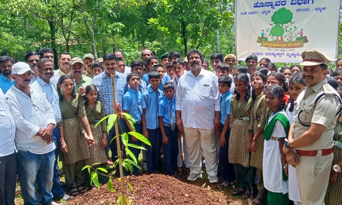 ಭಟ್ಕಳದ ಸಾಲುಮರದ ತಿಮ್ಮಕ್ಕ ಉದ್ಯಾನದಲ್ಲಿ “ವನಮೋಹತ್ಸವ ಸಪ್ತಾಹ”ಕ್ಕೆ ಚಾಲನೆ ನೀಡಿದ ಸಚಿವ ಮಾಂಕಾಳ ವೈದ್ಯ