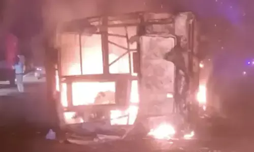 ಮಹಾರಾಷ್ಟ್ರ ಎಕ್ಸ್‌ಪ್ರೆಸ್‌ ವೇನಲ್ಲಿ ಬಸ್ಸಿಗೆ ಬೆಂಕಿ: 25 ಮಂದಿ ಸಜೀವ ದಹನ
