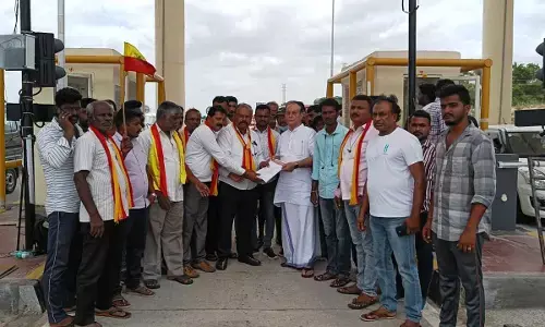 ಬೆಂಗಳೂರು-ಮೈಸೂರು ಹೆದ್ದಾರಿಯ 2ನೇ ಹಂತದ ಟೋಲ್ ಸಂಗ್ರಹ ಸ್ಥಗಿತಕ್ಕೆ ಆಗ್ರಹಿಸಿ ಪ್ರತಿಭಟನೆ; ಸಚಿವ ಎನ್.ಚಲುವರಾಯಸ್ವಾಮಿ ಬೆಂಬಲ