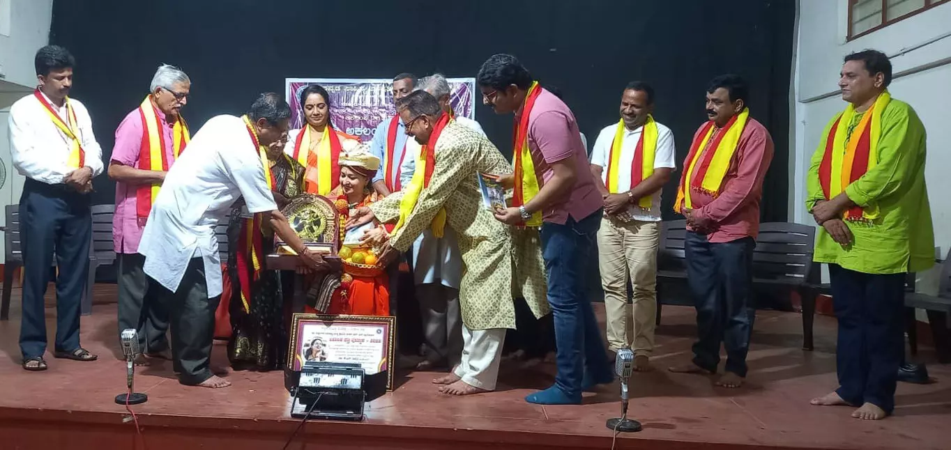 ಮನೋವೈದ್ಯೆ ಡಾ.ಪವಿತ್ರಾಗೆ ‘ಅಕಲಂಕ ದತ್ತಿ ಪುರಸ್ಕಾರ’ ಪ್ರದಾನ ಮನೋವೈದ್ಯೆ ಡಾ.ಪವಿತ್ರಾಗೆ ‘ಅಕಲಂಕ ದತ್ತಿ ಪುರಸ್ಕಾರ’ ಪ್ರದಾನ