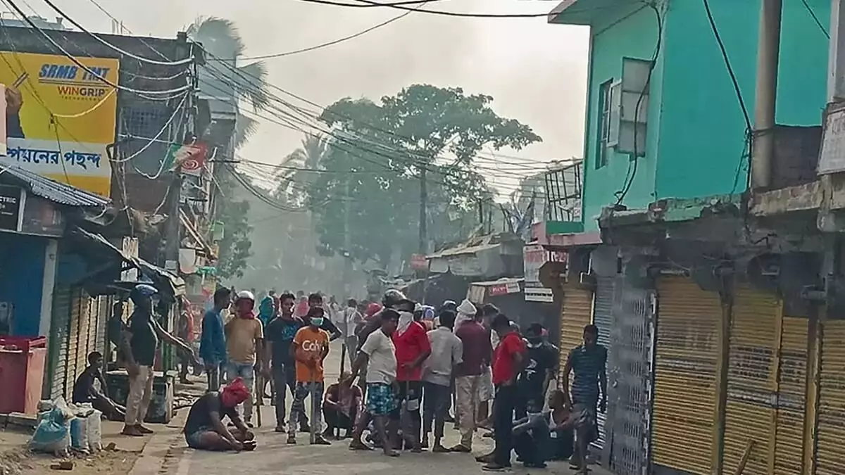 ಪಶ್ಚಿಮ ಬಂಗಾಳ: ಪಂಚಾಯತ್ ಚುನಾವಣಾ ಹಿಂಸಾಚಾರದಲ್ಲಿ ಟಿಎಂಸಿ ಕಾರ್ಯಕರ್ತನ ಸಾವು, ಹಲವರಿಗೆ ಗಾಯ ಪಶ್ಚಿಮ ಬಂಗಾಳ: ಪಂಚಾಯತ್ ಚುನಾವಣಾ ಹಿಂಸಾಚಾರದಲ್ಲಿ ಟಿಎಂಸಿ ಕಾರ್ಯಕರ್ತನ ಸಾವು, ಹಲವರಿಗೆ ಗಾಯ