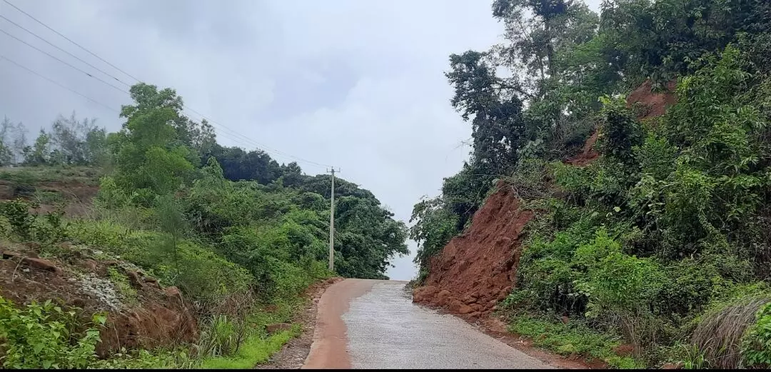 ಕೊಣಾಜೆ : ಮಿತ್ತಕೋಡಿಯಲ್ಲಿ ಗುಡ್ಡ ಕುಸಿತದ ಆತಂಕ ಕೊಣಾಜೆ : ಮಿತ್ತಕೋಡಿಯಲ್ಲಿ ಗುಡ್ಡ ಕುಸಿತದ ಆತಂಕ