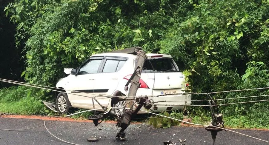ವಿಟ್ಲ: ವಿದ್ಯುತ್ ಕಂಬಕ್ಕೆ ಕಾರು ಢಿಕ್ಕಿ