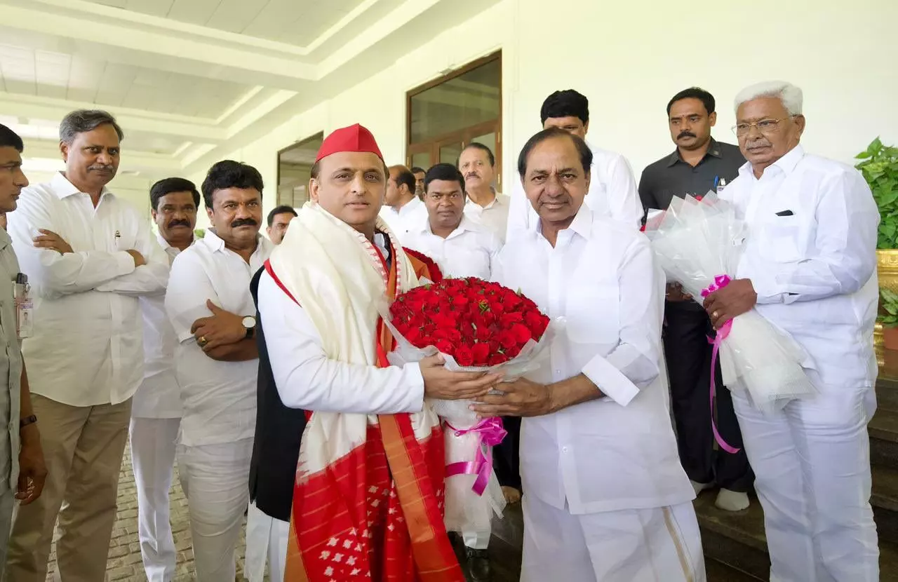 ಕುತೂಹಲ ಮೂಡಿಸಿದ ತೆಲಂಗಾಣ ಸಿಎಂ ಕೆಸಿಆರ್- ಅಖಿಲೇಶ್ ಯಾದವ್ ಭೇಟಿ ಕುತೂಹಲ ಮೂಡಿಸಿದ ತೆಲಂಗಾಣ ಸಿಎಂ ಕೆಸಿಆರ್- ಅಖಿಲೇಶ್ ಯಾದವ್ ಭೇಟಿ