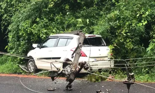 ವಿಟ್ಲ: ವಿದ್ಯುತ್ ಕಂಬಕ್ಕೆ ಕಾರು ಢಿಕ್ಕಿ