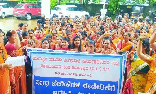 ಅಂಗನವಾಡಿ ನೌಕರರ ಸಮಸ್ಯೆ ಪರಿಹಾರಕ್ಕೆ ಆಗ್ರಹಿಸಿ ಧರಣಿ
