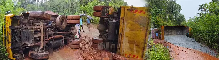 ಚಿಕ್ಕಮಗಳೂರು: ಚಾಲಕನ ನಿಯಂತ್ರಣ ತಪ್ಪಿ ರಸ್ತೆಗುರುಳಿದ ಟಿಪ್ಪರ್