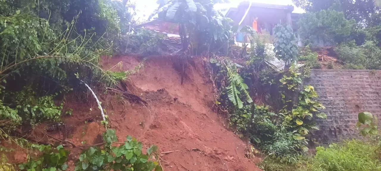 ಕೊಣಾಜೆ: ಮಳೆಗೆ ಗುಡ್ಡ ಕುಸಿತ, ಹಲವು ಮನೆಗಳಿಗೆ ಹಾನಿ ಕೊಣಾಜೆ: ಮಳೆಗೆ ಗುಡ್ಡ ಕುಸಿತ, ಹಲವು ಮನೆಗಳಿಗೆ ಹಾನಿ