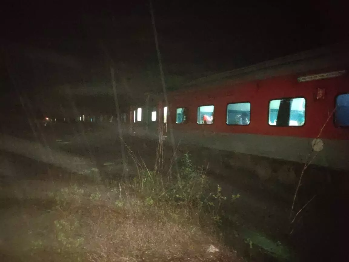 ಗಾಳಿಮಳೆಗೆ ಹಳಿಗೆ ಬಿದ್ದ ಮರ: ಕೆಲಕಾಲ ರೈಲು ಸಂಚಾರ ಸ್ಥಗಿತ ಗಾಳಿಮಳೆಗೆ ಹಳಿಗೆ ಬಿದ್ದ ಮರ: ಕೆಲಕಾಲ ರೈಲು ಸಂಚಾರ ಸ್ಥಗಿತ