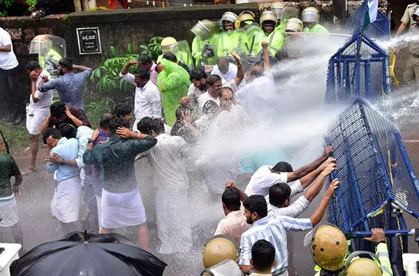 ಕಾಸರಗೋಡು: ಕಾಂಗ್ರೆಸ್ ಜಿಲ್ಲಾ ಘಟಕದ ನೇತೃತ್ವದಲ್ಲಿ ಪ್ರತಿಭಟನೆ; ಪೊಲೀಸರಿಂದ ಜಲಫಿರಂಗಿ, ಲಾಠಿ ಪ್ರಹಾರ