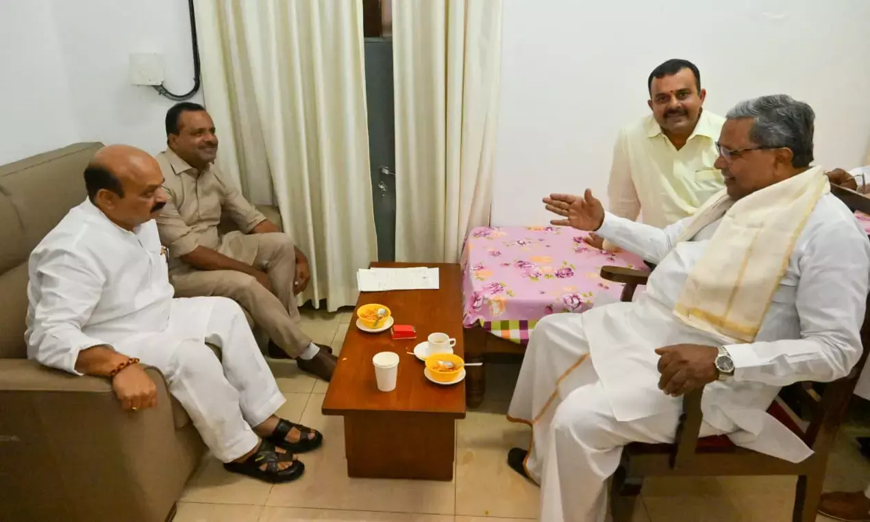 ಸ್ಪೀಕರ್ ಕಚೇರಿಯಲ್ಲಿ ಸಿ ಎಂ ಸಿದ್ದರಾಮಯ್ಯರನ್ನು ಭೇಟಿಯಾದ ಬೊಮ್ಮಾಯಿ