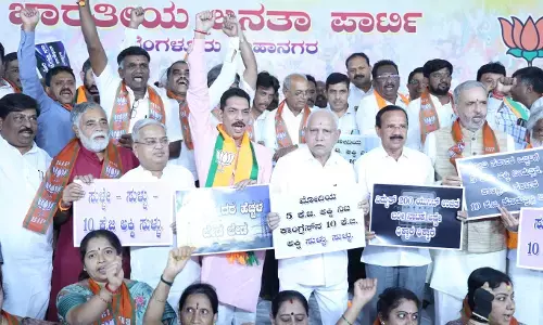 ಬೆಂಗಳೂರು: ಷರತ್ತುಗಳಿಲ್ಲದೆ ವಿವಿಧ ಗ್ಯಾರಂಟಿಗಳ ಅನುಷ್ಠಾನಕ್ಕೆ ಆಗ್ರಹಿಸಿ ಬಿಜೆಪಿ ಧರಣಿ