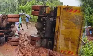 ಚಿಕ್ಕಮಗಳೂರು: ಚಾಲಕನ ನಿಯಂತ್ರಣ ತಪ್ಪಿ ರಸ್ತೆಗುರುಳಿದ ಟಿಪ್ಪರ್