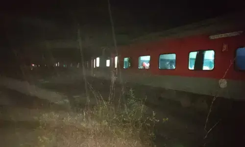 ಗಾಳಿಮಳೆಗೆ ಹಳಿಗೆ ಬಿದ್ದ ಮರ: ಕೆಲಕಾಲ ರೈಲು ಸಂಚಾರ ಸ್ಥಗಿತ