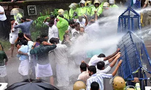 ಕಾಸರಗೋಡು: ಕಾಂಗ್ರೆಸ್ ಜಿಲ್ಲಾ ಘಟಕದ ನೇತೃತ್ವದಲ್ಲಿ ಪ್ರತಿಭಟನೆ; ಪೊಲೀಸರಿಂದ ಜಲಫಿರಂಗಿ, ಲಾಠಿ ಪ್ರಹಾರ