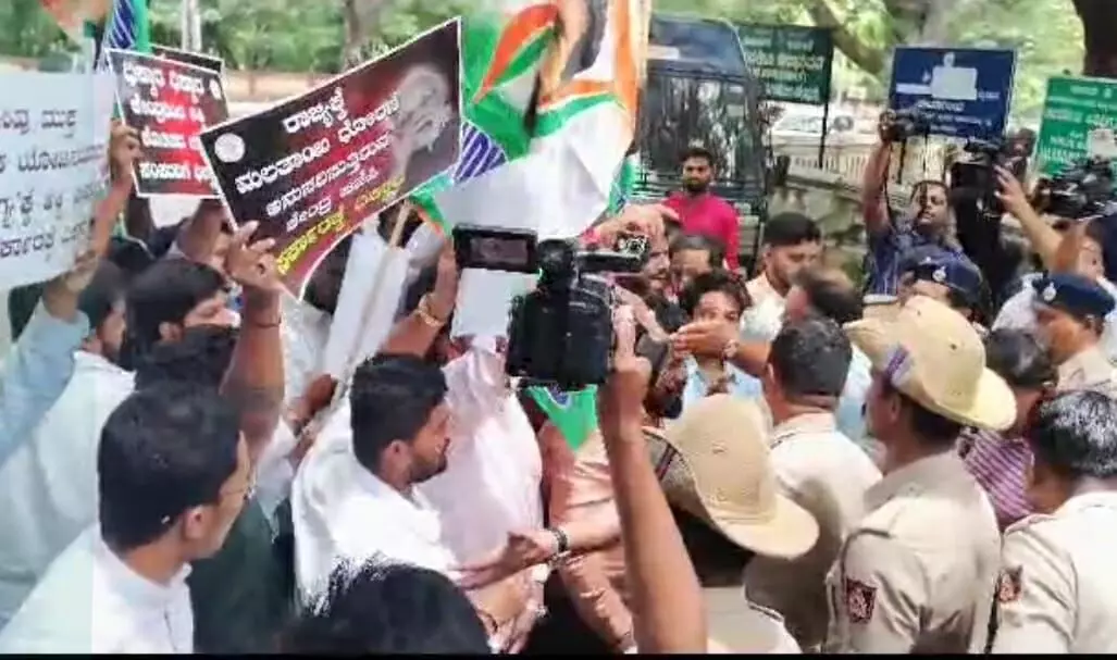 ಸಂಸದ ಪ್ರತಾಪ್ ಸಿಂಹ ಕಾರಿಗೆ ಮುತ್ತಿಗೆ ಹಾಕಲು ಯತ್ನ; ಯುವ ಕಾಂಗ್ರೆಸ್ ಕಾರ್ಯರ್ತರು ವಶಕ್ಕೆ