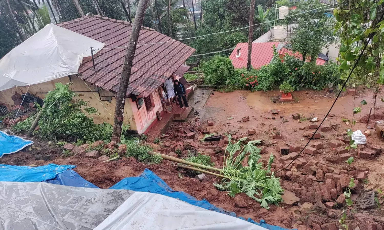 ತುಂಬೆ | ಭಾರೀ ಮಳೆಗೆ ಮನೆಯ ಕಾಂಪೌಂಡ್ ಕುಸಿತ: ಅಪಾರ ನಷ್ಟ