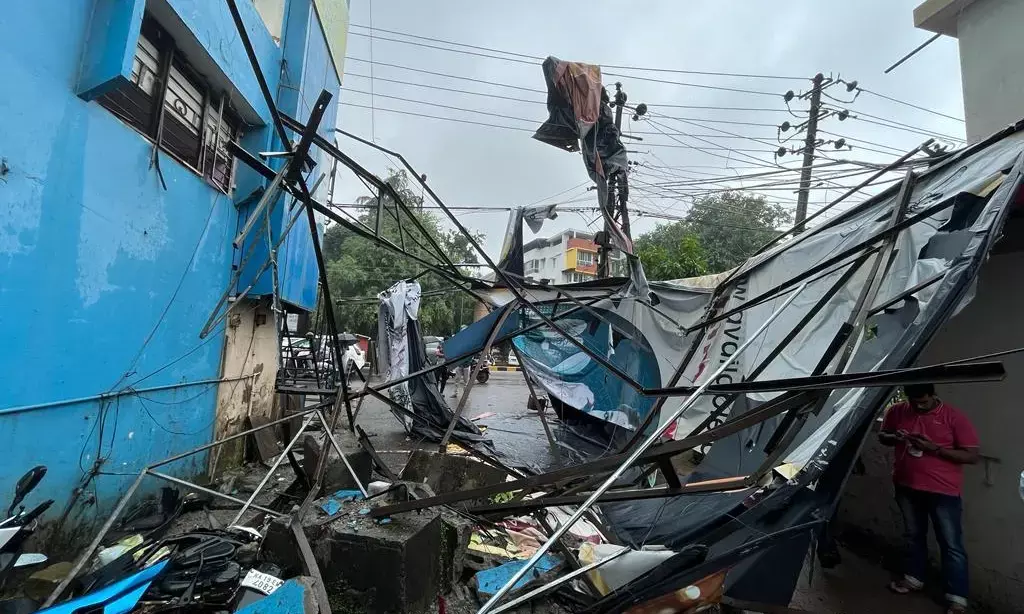 ಬಿಕರ್ನಕಟ್ಟೆ: ಭಾರೀ ಗಾಳಿಗೆ ಹೋರ್ಡಿಂಗ್ ಬಿದ್ದು ವಾಹನಗಳು ಜಖಂ; ತಪ್ಪಿದ ಭಾರೀ ಅನಾಹುತ