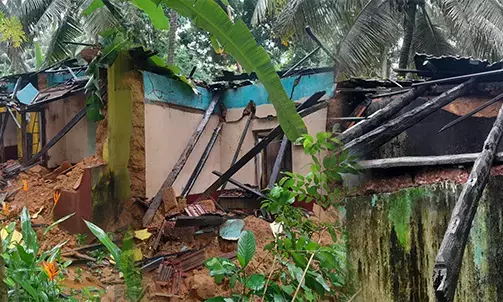 ಉಳ್ಳಾಲ: ಗಾಳಿ ಮಳೆ ಗೆ ಕುಸಿದು ಬಿದ್ದ ಮನೆ