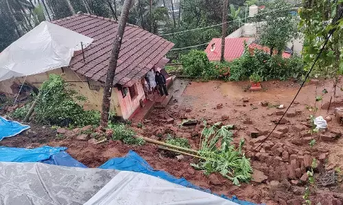 ತುಂಬೆ | ಭಾರೀ ಮಳೆಗೆ ಮನೆಯ ಕಾಂಪೌಂಡ್ ಕುಸಿತ: ಅಪಾರ ನಷ್ಟ