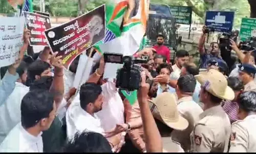 ಸಂಸದ ಪ್ರತಾಪ್ ಸಿಂಹ ಕಾರಿಗೆ ಮುತ್ತಿಗೆ ಹಾಕಲು ಯತ್ನ; ಯುವ ಕಾಂಗ್ರೆಸ್ ಕಾರ್ಯರ್ತರು ವಶಕ್ಕೆ