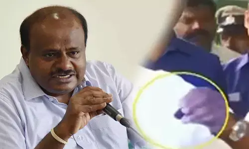 ಇಂಧನ ಇಲಾಖೆಯಲ್ಲಿ ವರ್ಗಾವಣೆ ದಂಧೆ ಆರೋಪ; ನನ್ನ ಬಳಿ ದಾಖಲೆ ಇದೆ ಎಂದು ಪೆನ್ ಡ್ರೈವ್ ಪ್ರದರ್ಶಿಸಿದ ಕುಮಾರಸ್ವಾಮಿ