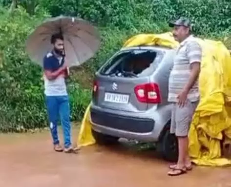 ಚಿಕ್ಕಮಗಳೂರು: ಶೆಡ್ ಗೆ ನುಗ್ಗಿ ಕಾರು ಹಾನಿಗೊಳಿಸಿದ ಕಾಡಾನೆ ಚಿಕ್ಕಮಗಳೂರು: ಶೆಡ್ ಗೆ ನುಗ್ಗಿ ಕಾರು ಹಾನಿಗೊಳಿಸಿದ ಕಾಡಾನೆ