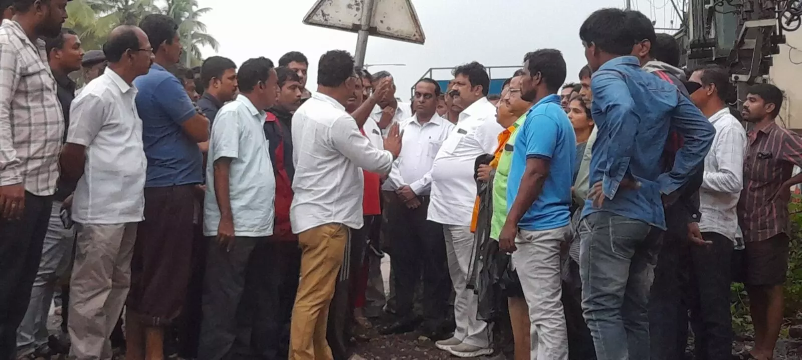 ಅಪೂರ್ಣ ಹೆದ್ದಾರಿ ಕಾಮಗಾರಿ; ಐಆರ್‌ಬಿ ಅಧಿಕಾರಿಗಳ ವಿರುದ್ಧ ಸಚಿವ ಮಾಂಕಾಳ್ ವೈದ್ಯ ಆಕ್ರೋಶ