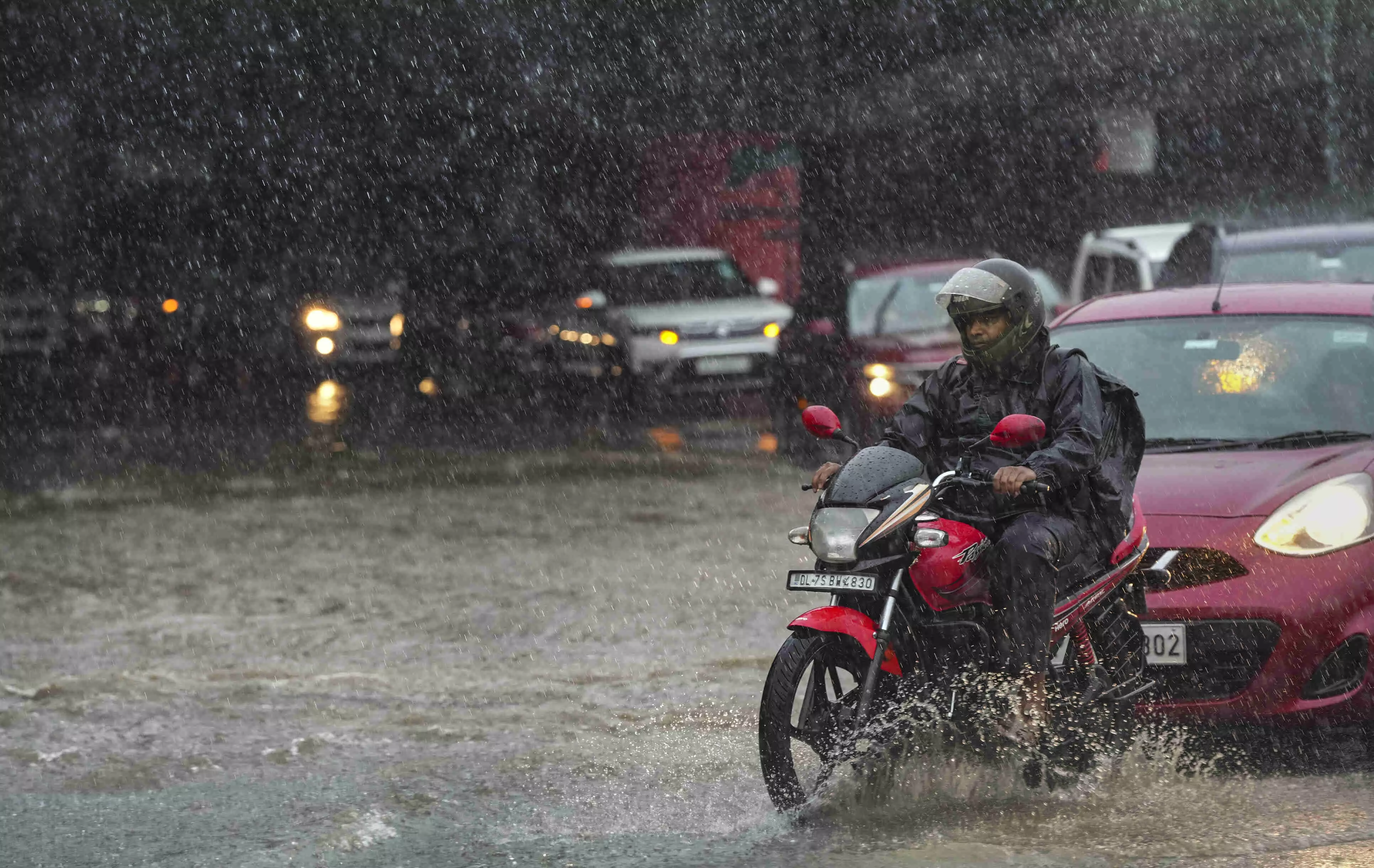ಕೇರಳದಾದ್ಯಂತ ಭಾರೀ ಮಳೆ: ಆರೇಂಜ್ ಅಲರ್ಟ್ ಕೇರಳದಾದ್ಯಂತ ಭಾರೀ ಮಳೆ: ಆರೇಂಜ್ ಅಲರ್ಟ್