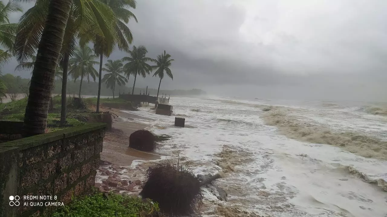 ಭಾರೀ ಮಳೆ : ಬಟ್ಟಪ್ಪಾಡಿಯಲ್ಲಿ ಮನೆಗಳು ಅಪಾಯದಲ್ಲಿ ಭಾರೀ ಮಳೆ : ಬಟ್ಟಪ್ಪಾಡಿಯಲ್ಲಿ ಮನೆಗಳು ಅಪಾಯದಲ್ಲಿ