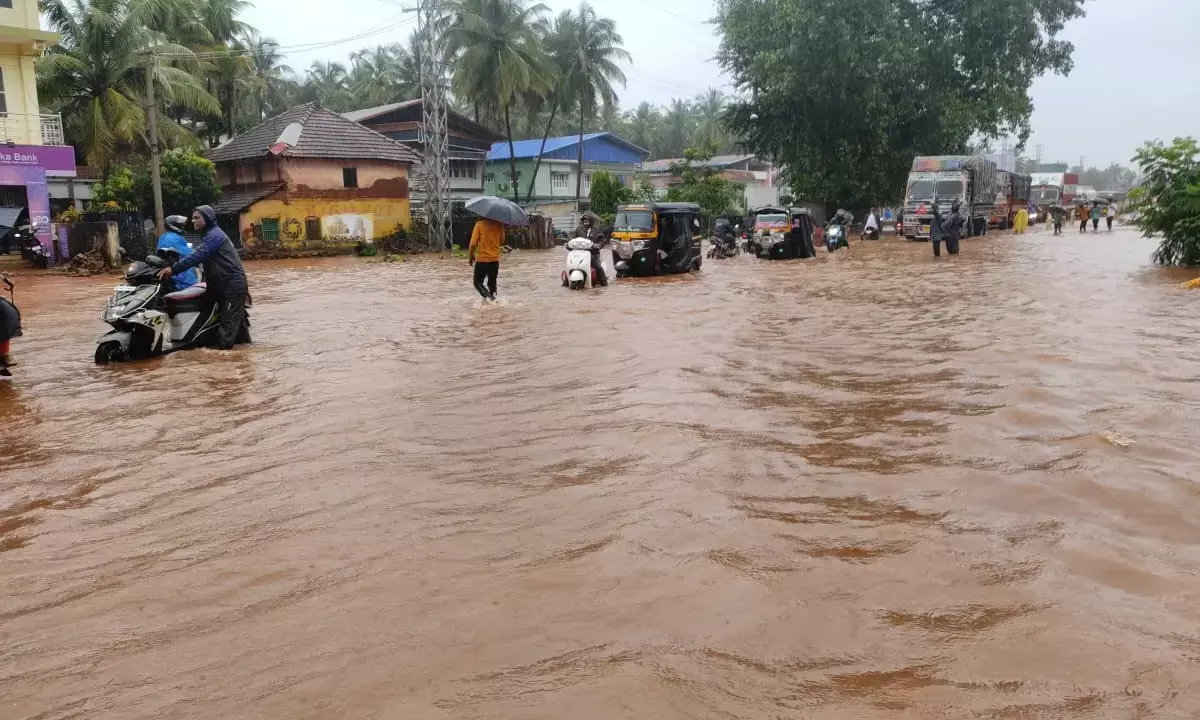 ಭಟ್ಕಳ: ಧಾರಾಕಾರ ಮಳೆಗೆ ಕೆರೆಯಂತಾದ ರಾಷ್ಟ್ರೀಯ ಹೆದ್ದಾರಿ