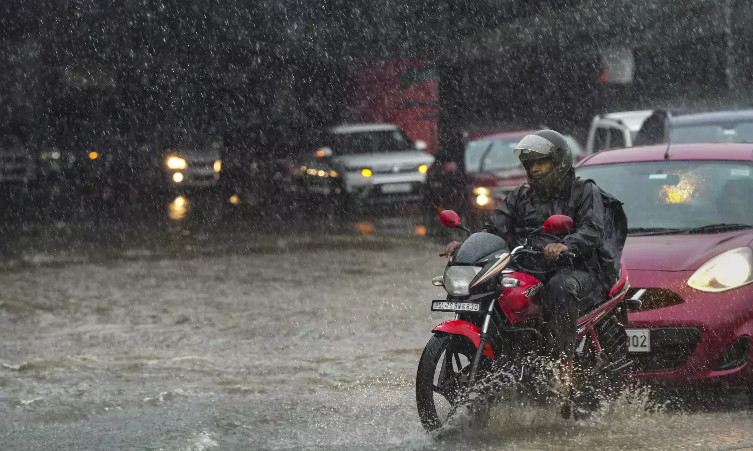 ಕೇರಳದಾದ್ಯಂತ ಭಾರೀ ಮಳೆ: ಆರೇಂಜ್ ಅಲರ್ಟ್