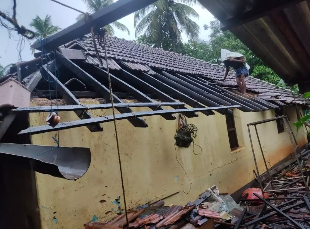 ಕೊಣಾಜೆ: ಗುಡ್ಡ ಕುಸಿದು ಮನೆಗಳಿಗೆ ಹಾನಿ