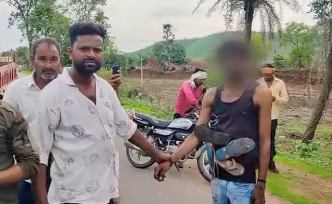 ಮಧ್ಯಪ್ರದೇಶ: ಇಬ್ಬರು ದಲಿತ ಯುವಕರಿಗೆ ಹಲ್ಲೆ; 6 ಮಂದಿಯ ಬಂಧನ ಮಧ್ಯಪ್ರದೇಶ: ಇಬ್ಬರು ದಲಿತ ಯುವಕರಿಗೆ ಹಲ್ಲೆ; 6 ಮಂದಿಯ ಬಂಧನ