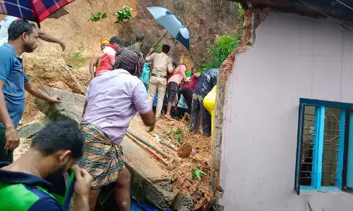 ನಂದಾವರ: ಮನೆ ಮೇಲೆ ಗುಡ್ಡ ಕುಸಿತ: ತಾಯಿ ಮೃತ್ಯು; ಮಗಳ ರಕ್ಷಣೆ