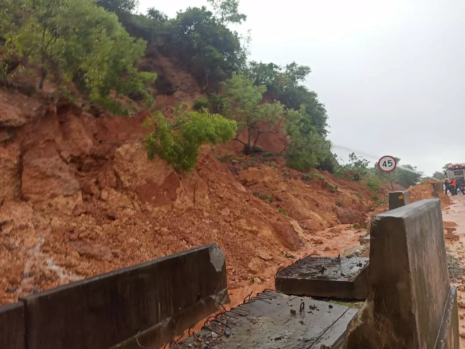 ಒತ್ತಿನೆಣೆ: ಜರಿದ ಗುಡ್ಡ; ಒಂದು ಭಾಗದ ಸಂಚಾರ ಸ್ಥಗಿತ