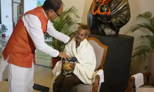 ಮೂತ್ರ ವಿಸರ್ಜನೆ ಪ್ರಕರಣ: ಪತಿ ಇನ್ನೂ ಮನೆಗೆ ಬಂದಿಲ್ಲ ಎಂದ ಸಂತ್ರಸ್ತನ ಪತ್ನಿ !