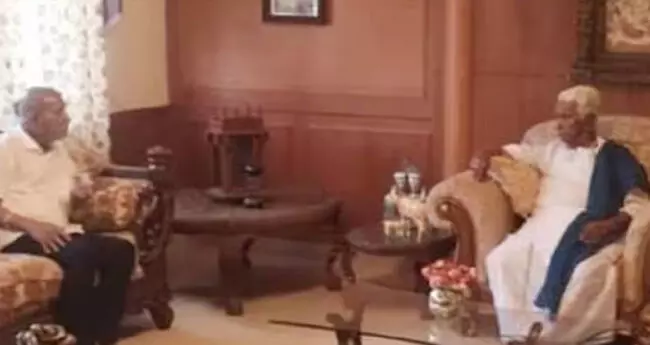 ಕಾಂಗ್ರೆಸ್ ಹಿರಿಯ ನಾಯಕನ ಮನೆಗೆ ಬಿಜೆಪಿ ಸಂಸದ ಸಂಗಣ್ಣ ಕರಡಿ ಭೇಟಿ; ರಾಜಕೀಯ ವಲಯದಲ್ಲಿ ತೀವ್ರ ಕುತೂಹಲ ಕಾಂಗ್ರೆಸ್ ಹಿರಿಯ ನಾಯಕನ ಮನೆಗೆ ಬಿಜೆಪಿ ಸಂಸದ ಸಂಗಣ್ಣ ಕರಡಿ ಭೇಟಿ; ರಾಜಕೀಯ ವಲಯದಲ್ಲಿ ತೀವ್ರ ಕುತೂಹಲ