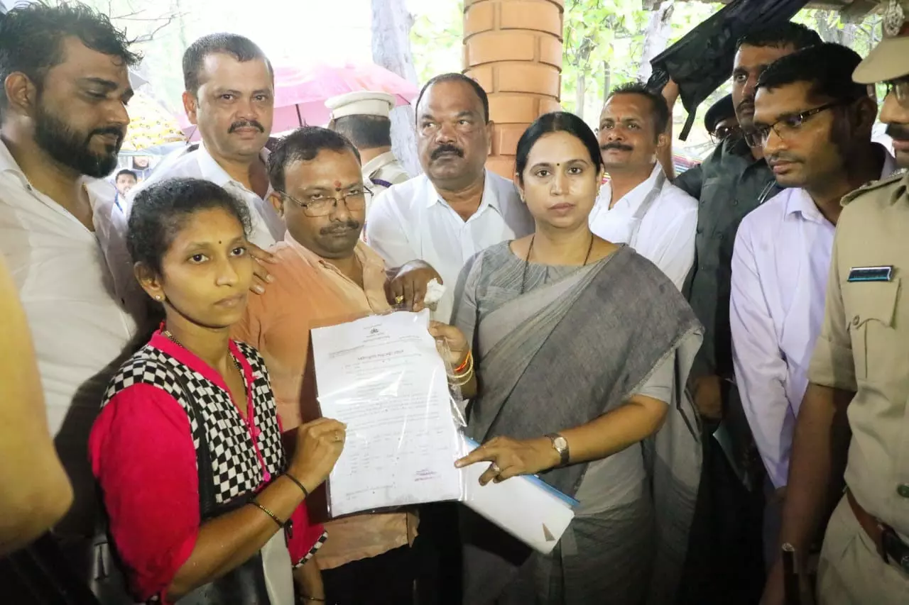 ಬೈಕ್ ಮೇಲೆ ಮರ ಬಿದ್ದು ಮೃತಪಟ್ಟ ಮಂಜುನಾಥ ಕುಟುಂಬಕ್ಕೆ 5 ಲಕ್ಷ ರೂ. ಪರಿಹಾರ ವಿತರಿಸಿದ ಸಚಿವೆ ಲಕ್ಷ್ಮೀ ಹೆಬ್ಬಾಳ್ಕರ್ ಬೈಕ್ ಮೇಲೆ ಮರ ಬಿದ್ದು ಮೃತಪಟ್ಟ ಮಂಜುನಾಥ ಕುಟುಂಬಕ್ಕೆ 5 ಲಕ್ಷ ರೂ. ಪರಿಹಾರ ವಿತರಿಸಿದ ಸಚಿವೆ ಲಕ್ಷ್ಮೀ ಹೆಬ್ಬಾಳ್ಕರ್