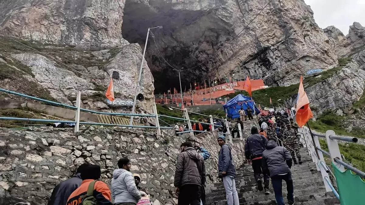 ಭಾರೀ ಮಳೆಯಿಂದಾಗಿ ಅಮರನಾಥ ಯಾತ್ರೆ ಸ್ಥಗಿತ; 370 ಯಾತ್ರಿಗಳಿಗೆ ಸೇನೆ ಆಶ್ರಯ ಭಾರೀ ಮಳೆಯಿಂದಾಗಿ ಅಮರನಾಥ ಯಾತ್ರೆ ಸ್ಥಗಿತ; 370 ಯಾತ್ರಿಗಳಿಗೆ ಸೇನೆ ಆಶ್ರಯ