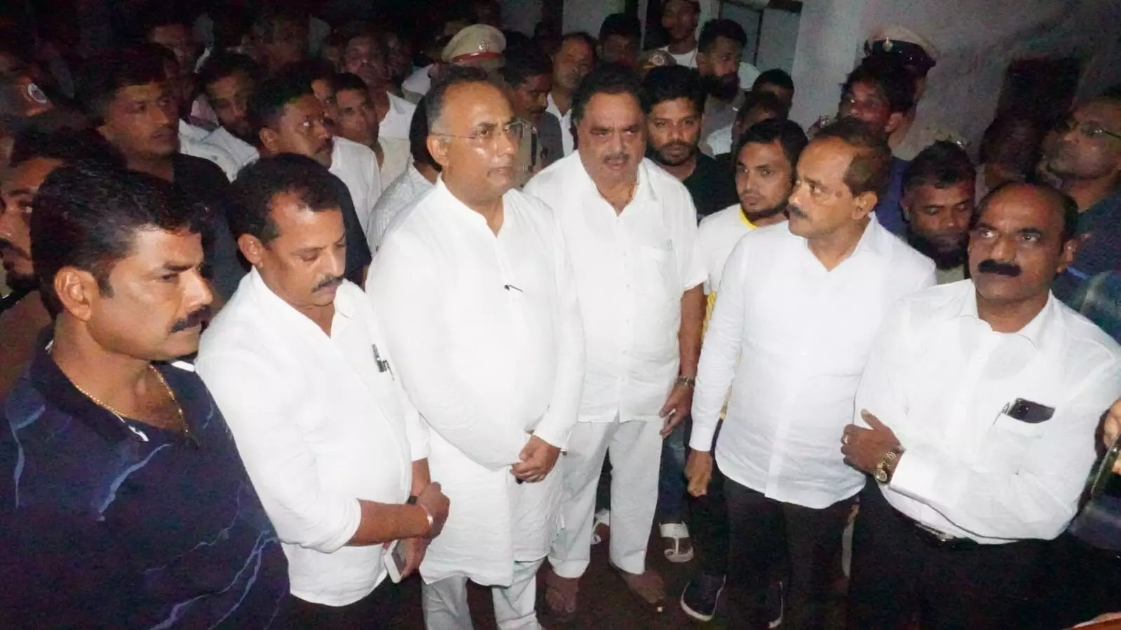 ನಂದಾವರ ದುರಂತ: ದ.ಕ. ಜಿಲ್ಲಾ ಉಸ್ತುವಾರಿ ಸಚಿವ ದಿನೇಶ್ ಗುಂಡೂರಾವ್ ಭೇಟಿ ನಂದಾವರ ದುರಂತ: ದ.ಕ. ಜಿಲ್ಲಾ ಉಸ್ತುವಾರಿ ಸಚಿವ ದಿನೇಶ್ ಗುಂಡೂರಾವ್ ಭೇಟಿ