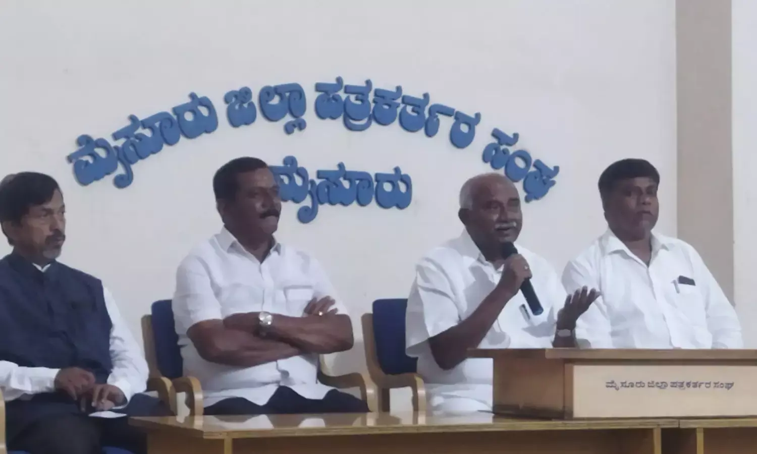 ಬಜೆಟ್ ಮಂಡನೆ ವೇಳೆ ವಿರೋಧ ಪಕ್ಷದ ನಾಯಕನಿಲ್ಲದಿರುವುದು ನಾಚಿಕೆಗೇಡು: ಎಚ್.ವಿಶ್ವನಾಥ್