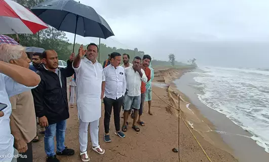 ಉಳ್ಳಾಲ: ಕಡಲ್ಕೊರೆತ ಪ್ರದೇಶಗಳಿಗೆ ಸ್ಪೀಕರ್ ಯುಟಿ ಖಾದರ್ ಭೇಟಿ