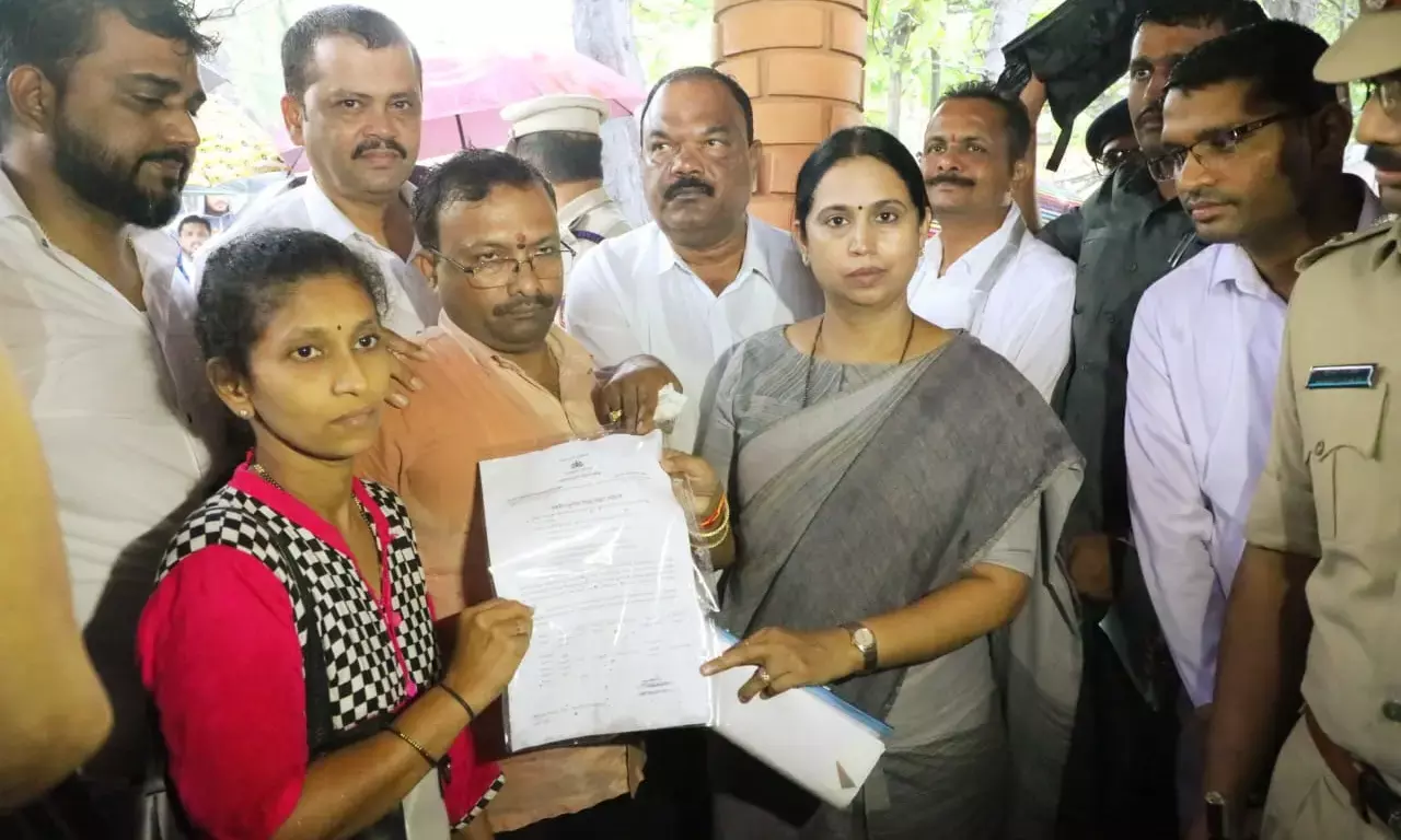 ಬೈಕ್ ಮೇಲೆ ಮರ ಬಿದ್ದು ಮೃತಪಟ್ಟ ಮಂಜುನಾಥ ಕುಟುಂಬಕ್ಕೆ 5 ಲಕ್ಷ ರೂ. ಪರಿಹಾರ ವಿತರಿಸಿದ ಸಚಿವೆ ಲಕ್ಷ್ಮೀ ಹೆಬ್ಬಾಳ್ಕರ್