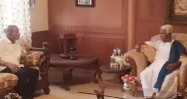 ಕಾಂಗ್ರೆಸ್‌ ಹಿರಿಯ ನಾಯಕನ ಮನೆಗೆ ಬಿಜೆಪಿ ಸಂಸದ ಸಂಗಣ್ಣ ಕರಡಿ ಭೇಟಿ; ರಾಜಕೀಯ ವಲಯದಲ್ಲಿ ತೀವ್ರ ಕುತೂಹಲ